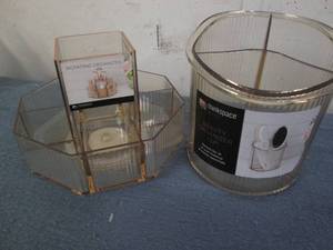 lot 820 image: Rotating organizer and beauty organ...