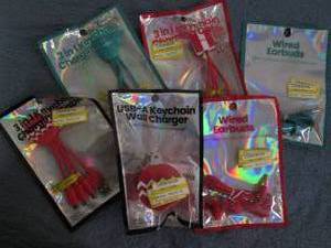 lot 848 image: Holiday themed charging set Keychai...