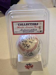 lot 19 image: Minnesota Twins Autographed Baseball in Display Case - Repro