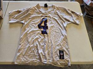 lot 22 image: Reebok NFL Minnesota Vikings Brett Favre Jersey XL - Approx Sizes Chest 38, Sleeve Mid Neck to End 18, Length 25