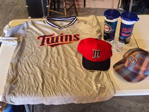 lot 44G image: Minnesota Twins Shirt 2XL, 2 Hats and Water Bottles