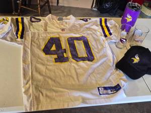 lot 44F image: Jim Kleinsasser Jersey (M), Minnesota Vikings Glasses and Insulated Mug