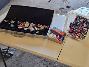 lot 51 image: Poker chips and accessories including damaged case, dice, and plastic chips