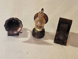 lot 73 image: Miniature Pencil Sharpeners Antique Style Gramophone, Camera, and Oil Lamp Set