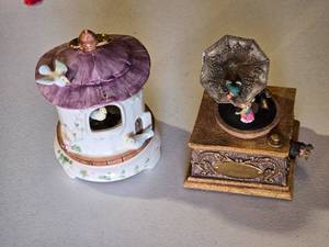lot 75 image: Vintage Schmid Birdhouse Music Box and Friends Forever Gramophone Figurine
