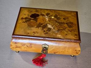 lot 77 image: Guessa Jaccard Edelweiss Swiss Musical Movement Jewelry Box with Red Tassel