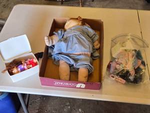 lot 114 image: Cabbage Patch Doll, Small Dolls, and Bag of Clothes