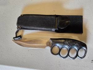 lot 126 image: United Cutlery UC-784 Stainless Steel Knife with Sheath - 9 12 total length