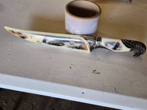 lot 127 image: Decorative Eagle-Themed Knife with Sheath - 13 12 in total length