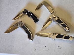 lot 134 image: Lot of  Knives with Assisted Opening