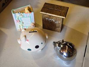 lot 164 image: Ceramic and Metallic Piggy Banks