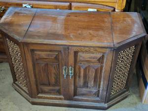 lot 231 image: Waters Conley Company Model C-6217 Console Stereo Cabinet with Turntable