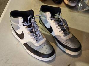 lot 253 image: Nike DN3577-002 High-Top Sneakers Size 10