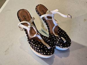 lot 264 image: Qupid Polka Dot Wedge Sandals Size 7