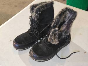 lot 267 image: Fur-Lined Black Winter Boots with Lace-Up Design Size 10