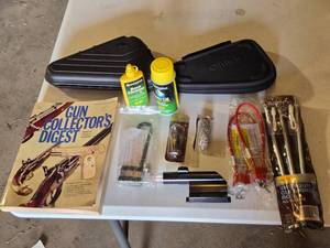 lot 277 image: Weaver Qwik-Point Model S1 USA, Gun Collectors Digest, and 2 Pistol Cases