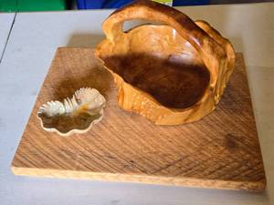 lot 416 image: Wooden Basket with Soap Dish and Cutting Board