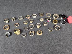 lot 321 image: Various rings and accessories