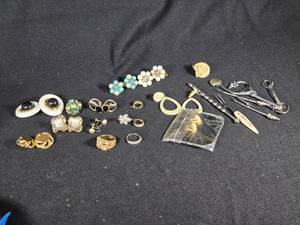 lot 364 image: Assorted Vintage Jewelry and Small Accessories Lot
