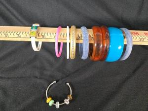 lot 304 image: Lot of Bracelets
