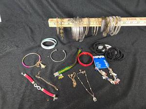 lot 306 image: Huge Lot of Bracelets