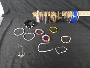 lot 307 image: Bunch of Bracelets