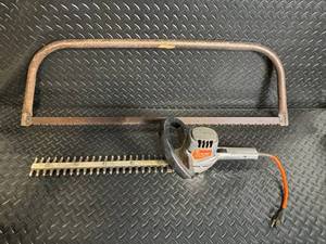 lot 71 image: Black & Decker 8120 16-inch Deluxe Double-Edge Hedge Trimmer - Corded Electric