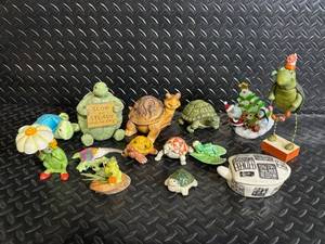 lot 85 image: Janell Berrymans Pookpin Seeds Folk Art Turtle & Frog Figurines