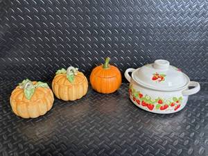 lot 86 image: Fitz & Floyd Classics Action Microwave Collection Pumpkin & Strawberry Ceramic Casserole Set - 4-Piece