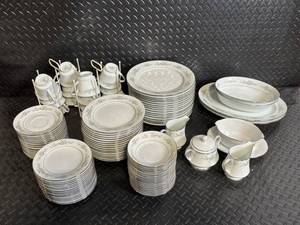 lot A-93 image: Noritake Melissa 3080 Contemporary Fine China - Floral Daisy Border Dinnerware Set