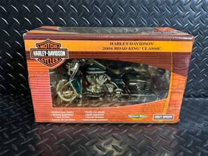 lot 4 image: Harley-Davidson 2004 Road King Classic Die-Cast Motorcycle Model  Detailed Scale Replica