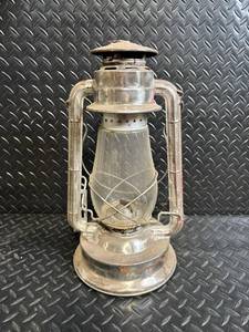 lot 149 image: Antique Metal Kerosene Lantern - Hurricane Style Oil Lamp, Vintage Rusty