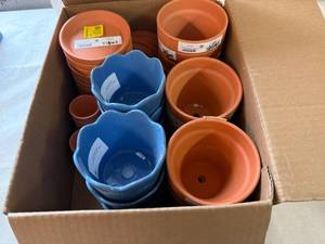 lot 19 image: 10x 4 Clay Pots with Bottoms, 8x 2 Clay pots& 6 Cermanic Planters & 1 Clay Pot with Plastic