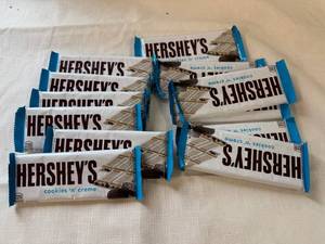lot 29 image: 12x Hershey Cookie & Cream Bars