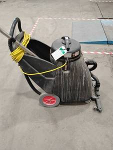 lot 31SK image: Renown 20 Gal WetDry Vac (603233)