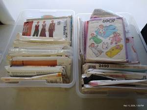 lot 7 image: (2) Totes Vintage Patterns
