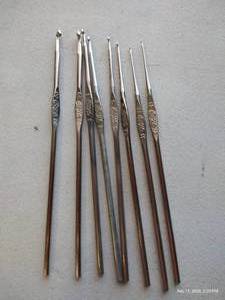 lot 8 image: Vintage Boye Crochet Hooks