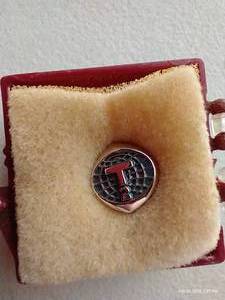 lot 127 image: Silver Vintage Tupperware Pin