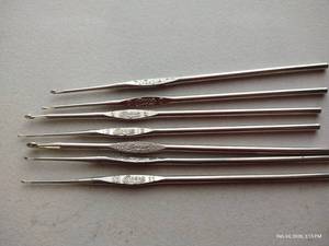 lot 140 image: Vintage Tiny Boye Crochet Needles