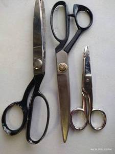 lot 150 image: Vintage Pinking Shears, 9 Scissors, 5 Scissors