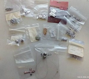 lot 192 image: Jewelry Charms