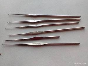 lot 195 image: Vintage Crochet Hooks Susan Bates, Milward, Betsy Ross, Hero