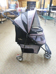 lot 18 image: Gen7Pets Pet Stroller