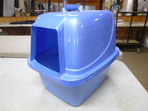 lot 95 image: Covered Kitty Litter Box