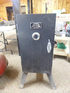 lot 9 image: Smoke Hollow Wood Smoker