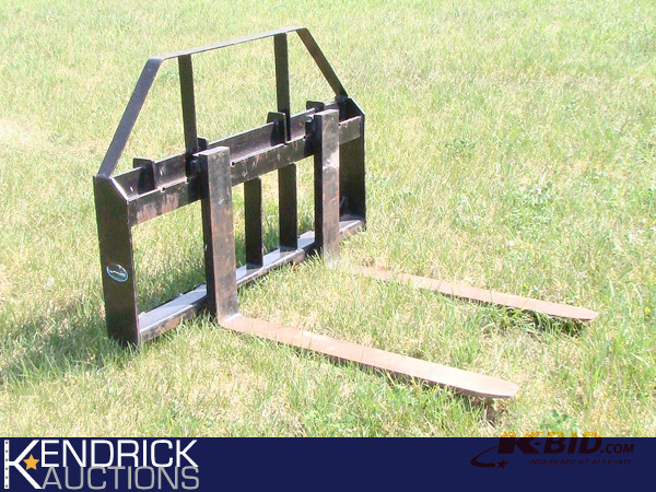 lot 8 image: Quick Attach Bobcat PalletStandard Forks