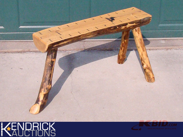 lot 19 image: Log Cribbage Board