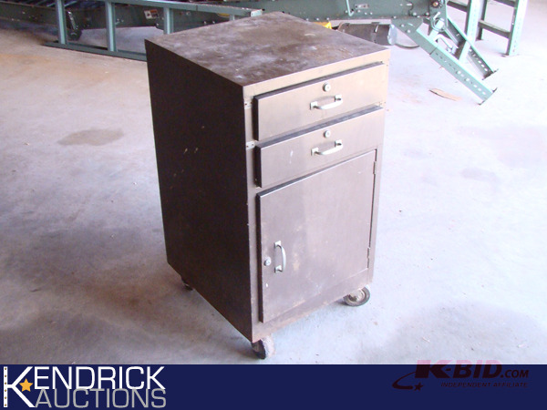 lot 112 image: Metal Rolling Tool Box Filled with Various Tools
