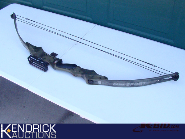lot 122 image: PSE 48 Right Handed Compound Bow