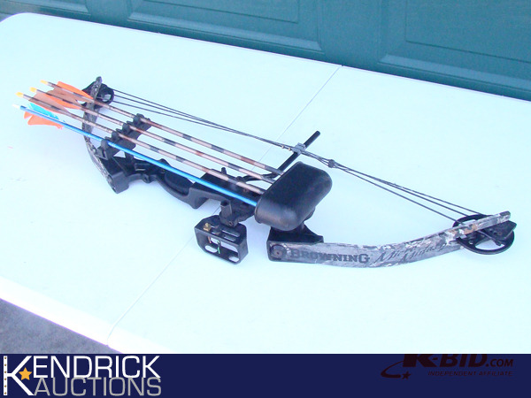 lot 124 image: Browning 32 Micro Midas Right Handed Compound Bow